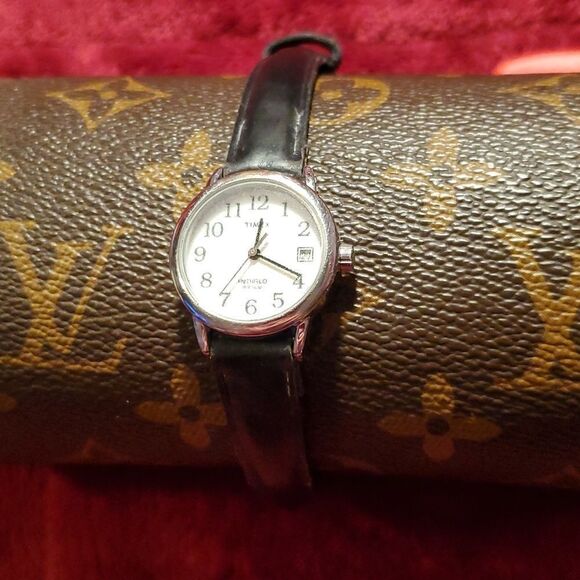 Timex Indiglo Silvertone Case Date Window Black Leather Band Ladies‎ Watch - Picture 2 of 8